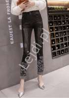 czarne jeansy z kwiatami 3d na nogawkach - 088
