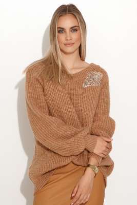 moherowy sweter z błyszczącą naszywką - brązowy