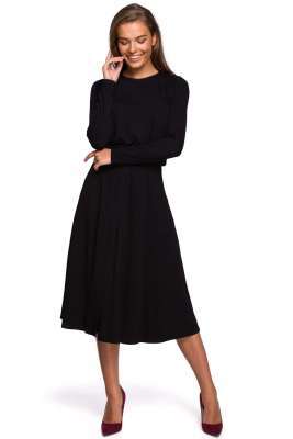 rozkloszowana sukienka z rozcięciem - czarna