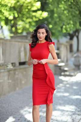 stylowa sukienka z falbanką - czerwona